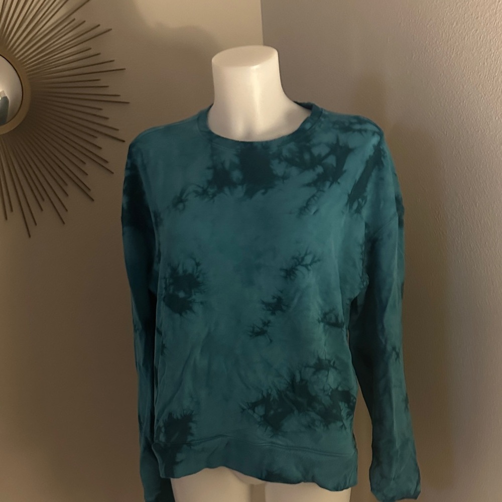 Stylish Teal Tie-Dye Sweatshirt